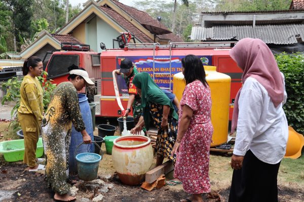 Kesulitan Air Bersih, Kodim Tulungagung Salurkan Bantuan ke Warga Kresikan dan Pakisrejo